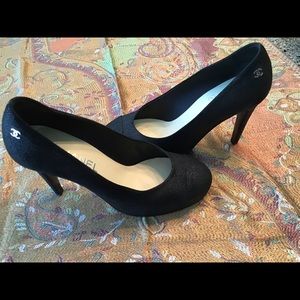 Chanel Crackled Lambskin black pumps